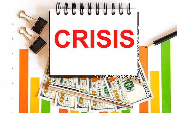 Надпись Crisis Ноутбуке Концепция Планирования Офисными Инструментами Графиком Долларами — стоковое фото
