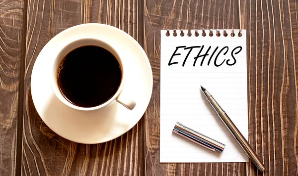 Ethics Kertas Putih Dengan Pena Dan Kopi Latar Belakang Kayu — Stok Foto