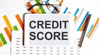 CREDIT tableti Kalem ve gözlüklü bir tablo çizer