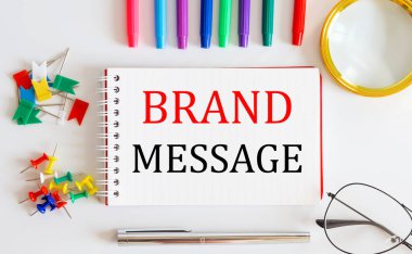 Üzerinde beyaz masa üzerinde ofis aletleri olan bir not defteri. ticari kavramsal