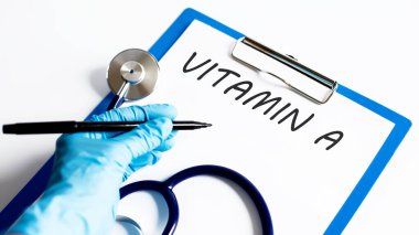 Steteskoplu masada yazılı VITAMIN A yazılı kağıt. Tıbbi konsept