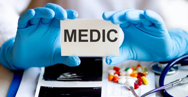 Texto Medic Escrever Cartão Medicina Conceito Médico Com Estetoscópio Pílulas — Fotografia de Stock