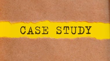 Yırtık kağıda yazılmış saçma sapan bir mesaj. İş, teknoloji, internet kavramı.