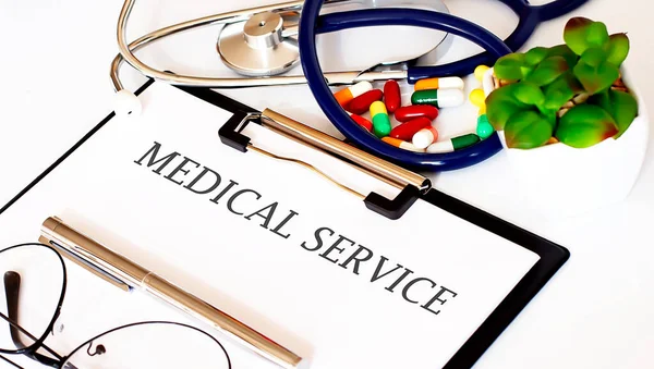 Medizinischer Dienstleistung Text Mit Hintergrund Von Medikamenten Stethoskop — Stockfoto