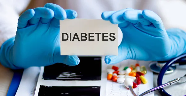 Texto Diabetes Escrever Cartão Medicamento Conceito Médico Com Estetoscópio Pílulas — Fotografia de Stock
