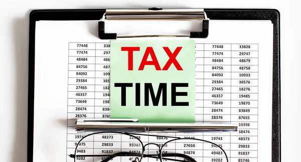 税金の納期限の終了と斧時間と眼鏡 — ストック写真