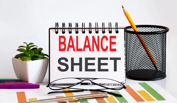 Balance Sheet Woord Met Notitieblok Witte Achtergrond Met Markeringen Grafieken — Stockfoto