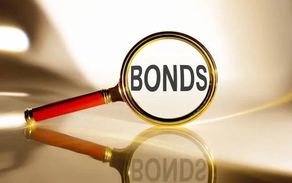 Концепция Bonds Увеличитель Стекла Текстом Белом Фоне Солнечном Свете — стоковое фото