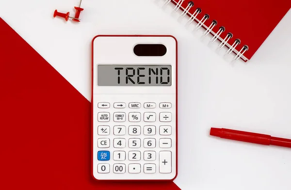 Rekenmachine Met Het Woord Trend Display Met Rood Notitieblok Kantoorgereedschap — Stockfoto