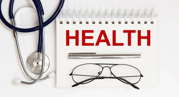 Stethoskop Brille Und Stift Mit Notizblock Mit Text Gesundheit Auf — Stockfoto