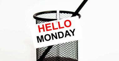 Pazartesi günü kurşun kalemler için yaprak üzerinde 