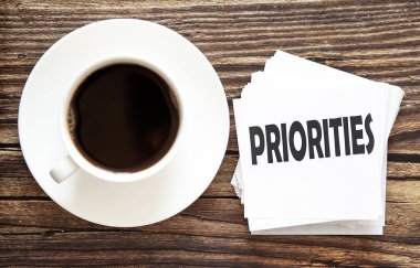 Kelime yazma ÖZEL İş Konsepti Acil Hareket için. Beyaz etiketli ve kahve kapaklı yazı