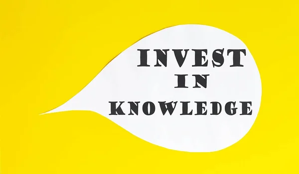 Investimento Conhecimento Bolha Fala Isolada Sobre Fundo Amarelo — Fotografia de Stock