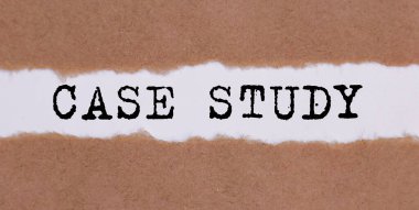 Yırtık kahverengi kağıdın arkasında metin vaka çalışması görünüyor.