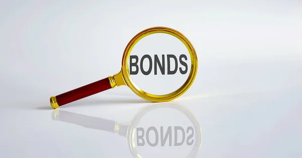 Vergrootglas Met Tekst Bonds Witte Achtergrond — Stockfoto