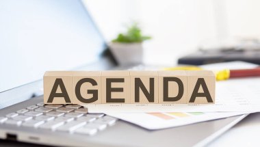 AGENDA Tahta Küpler ve dizüstü bilgisayarda harfler, grafikler, büyüteç