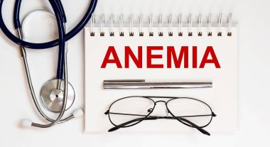 stetoskop, gözlük ve kalem ile metin ANEMIA beyaz arkaplan