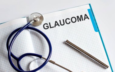 Steteskoplu masada GLAUCOMA yazılı kağıt.