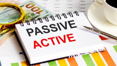 Geçerli Etkin Metin. Üst görünüm ofis masası, pazarlama planı için iş grafiği programı kitap, kalem, sade kahve, ataç, büyüteç ve dolara sahip