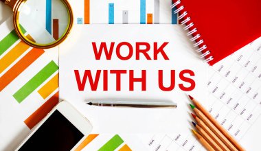 Ofis araçları ile not defteri üzerinde bizimle metin çalışması, finansal rapor üzerinde kalem