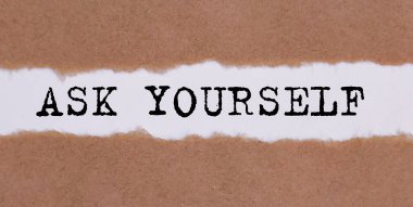 Beyaz arkaplanda yırtık bir kağıdın altında kendine sor.