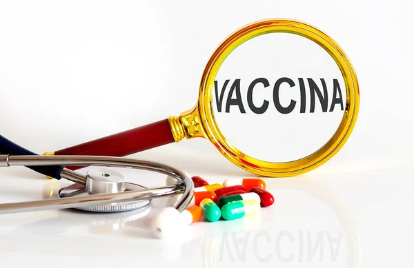 Förstoringsglas Med Text Vaccina Med Medicinska Verktyg Piller — Stockfoto