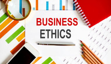 Ofis araçları ile not defteri üzerinde ETHICS metin, mali rapor kalem