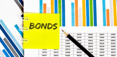 Çizelgesinde kurşun kalemle BONDS yazan sarı etiket. Ticari ve finansal bir kavram olarak kullanılabilir.