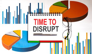 Not defterine kalem ve gözlüklerle yazı yazma zamanı geldi.