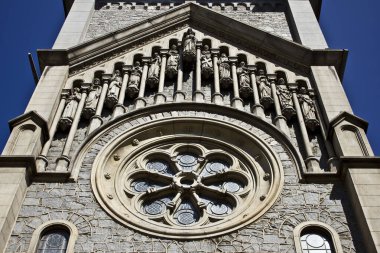 Bir katedralin girişi, eski bir kilise.