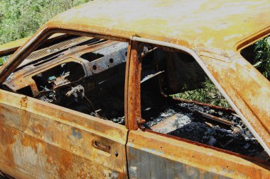 Yanmış ve paslı eski bir araba.