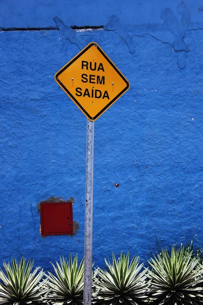 Een Straat Bord Een Blauwe Achtergrond — Stockfoto