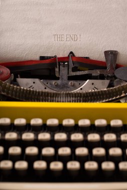 'End' vintage bir daktilo tarafından yazılan