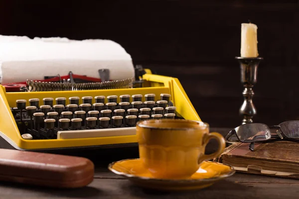Máquina Escribir Vintage Taza Café Libro Gafas Sobre Mesa Madera —  Fotos de Stock