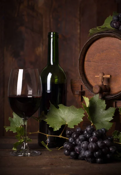 Bottiglia Vino Rosso Uva Botte Legno — Foto Stock