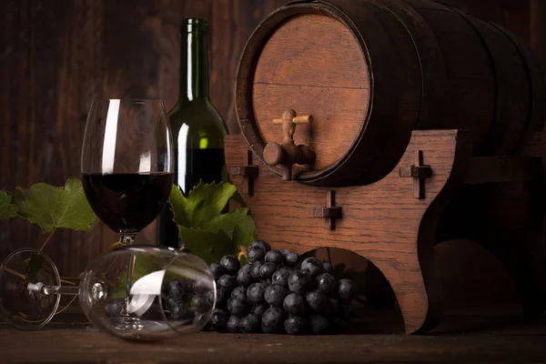 赤ワイン ブドウと木樽のボトル ストックフォト