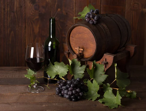 Fles Rode Wijn Druiven Houten Vat Stockfoto