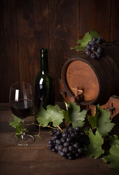 赤ワイン ブドウと木樽のボトル ストック画像
