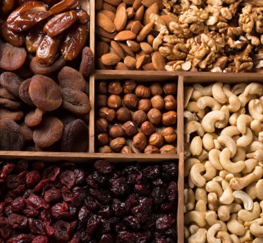 Ceviz ve kurutulmuş meyve.