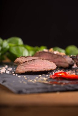 Baharatlı devekuşu bifteği 