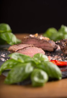 Baharatlı devekuşu bifteği 