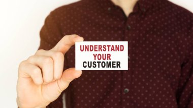 Kart tutan bir işadamı. KÜTÜRÜNÜĞÜNÜNÜZ.