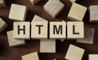 Tahta bloğa yazılmış HTML kelimesi. Masada HTML metni, konsept.