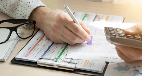 Gráfico Comercio Financiero Doble Exposición Con Fondo Escritorio Hombre — Foto de Stock