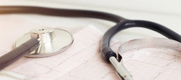 心血管図の上に横たわる医療用聴診器が閉じます 医療支援 病気の予防または保険の概念 心臓病 — ストック写真