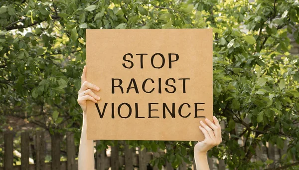 Håll Händerna Vita Med Text Stoppa Rasistiskt Våld Mörk Bakgrund — Stockfoto