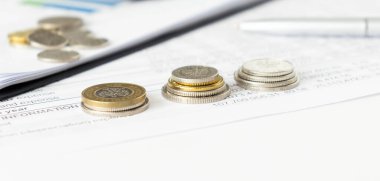 Bozuk para yığını, Business Growth konsepti, madeni para yığını. Mali risk.