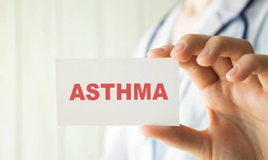 Doktor elinde ASTHMA yazılı bir kart tutuyor, tıbbi konsept.