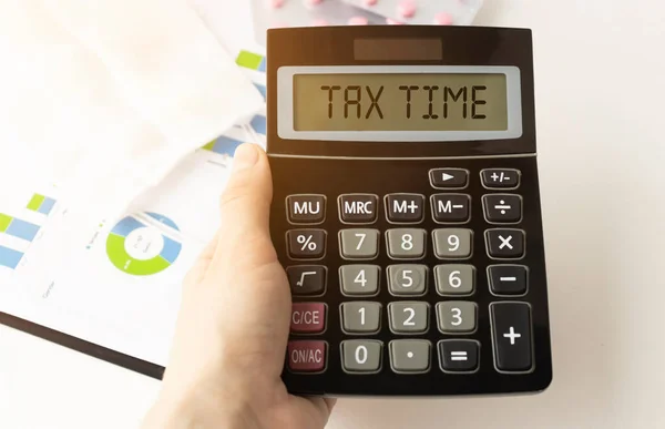 Een Rekenmachine Met Inscriptie Tax Time Wordt Stapel Documenten Geplaatst — Stockfoto