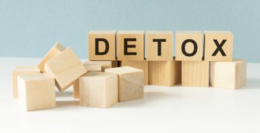 Tahta arkaplandaki tahta küplerle ilgili DETOX metni